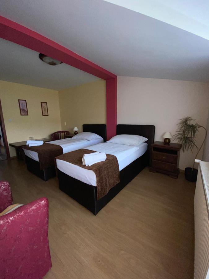 Konsky Dvor Hotel Brzotin Bagian luar foto