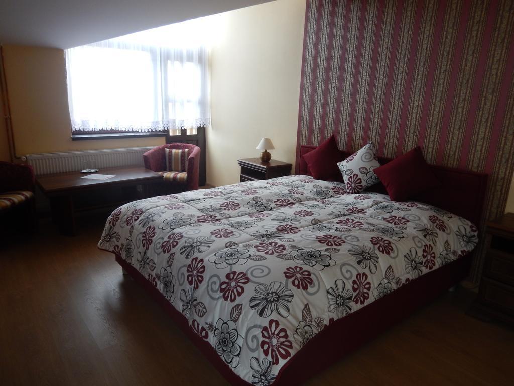 Konsky Dvor Hotel Brzotin Ruang foto