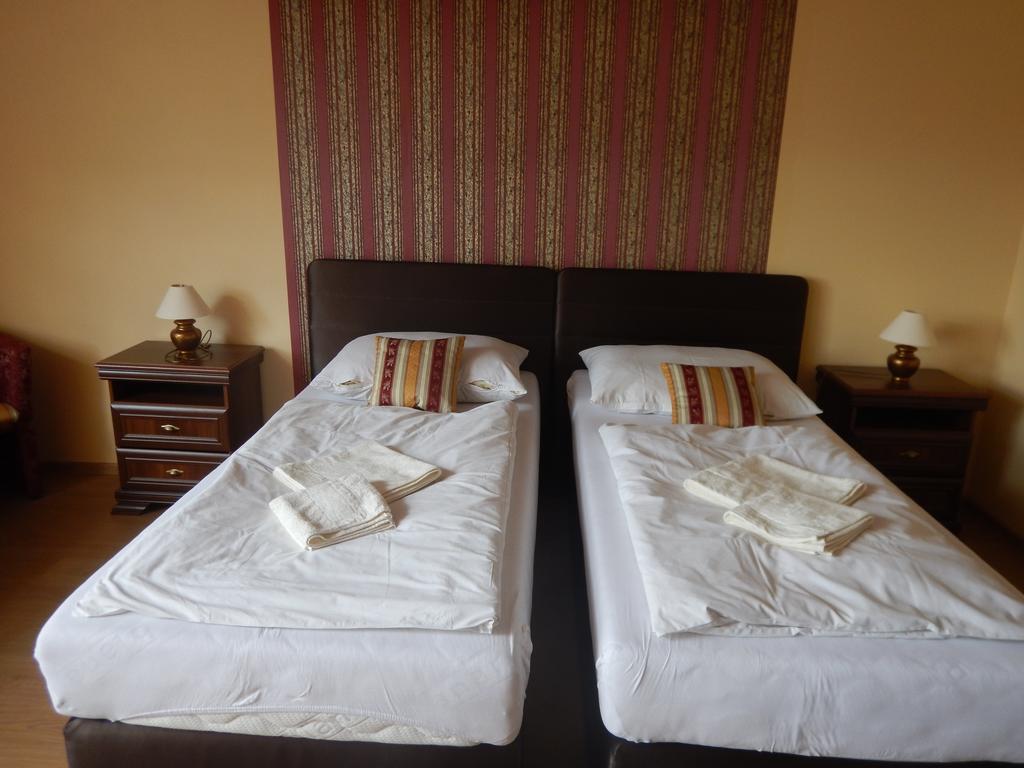 Konsky Dvor Hotel Brzotin Ruang foto