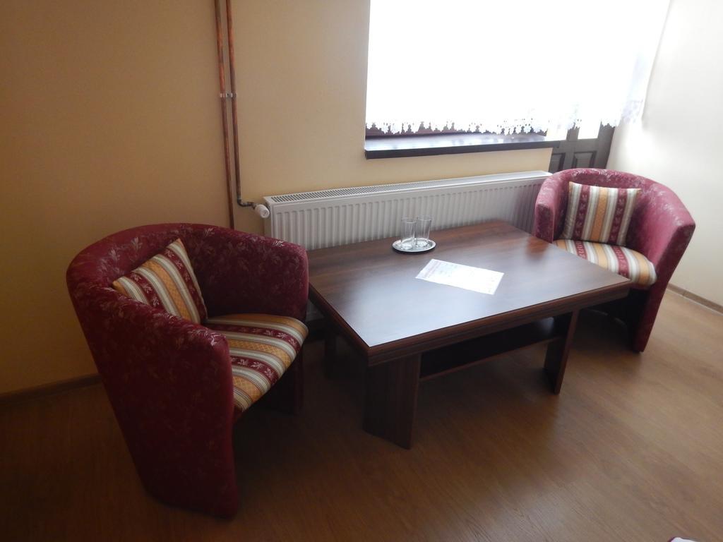 Konsky Dvor Hotel Brzotin Ruang foto