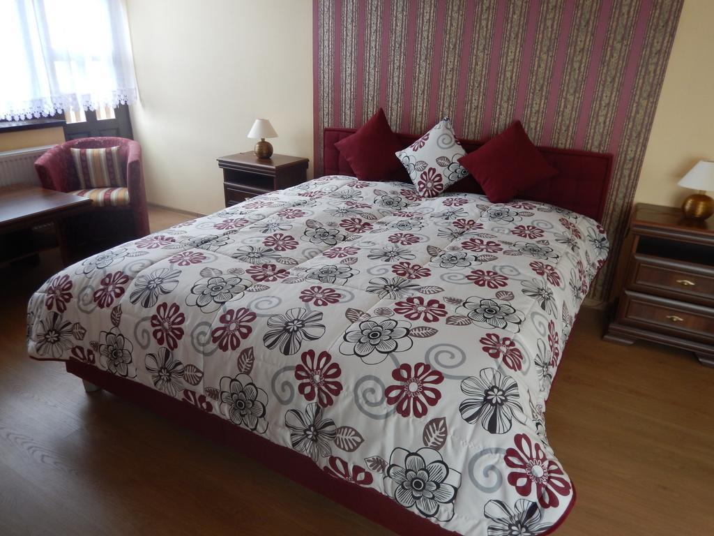 Konsky Dvor Hotel Brzotin Ruang foto